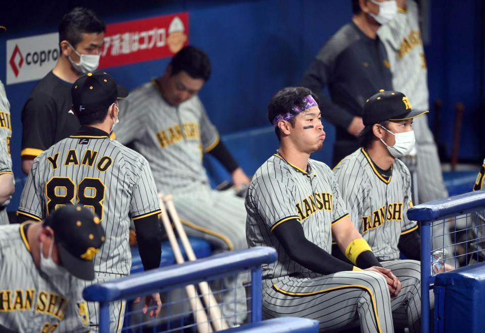 　中日に３連敗を喫し、引き揚げる矢野監督。右はグラウンドを見つめる佐藤輝、高山（撮影・田中太一）