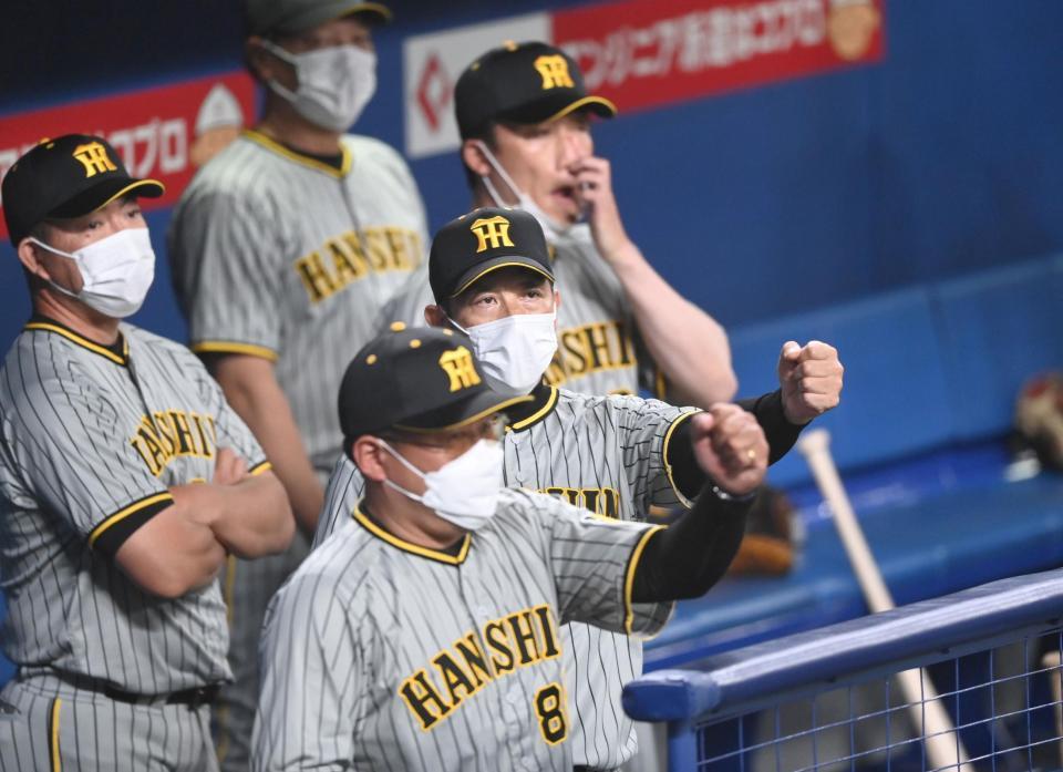 　９回、ようやく得点が入り、迎える矢野監督（右）＝撮影・田中太一