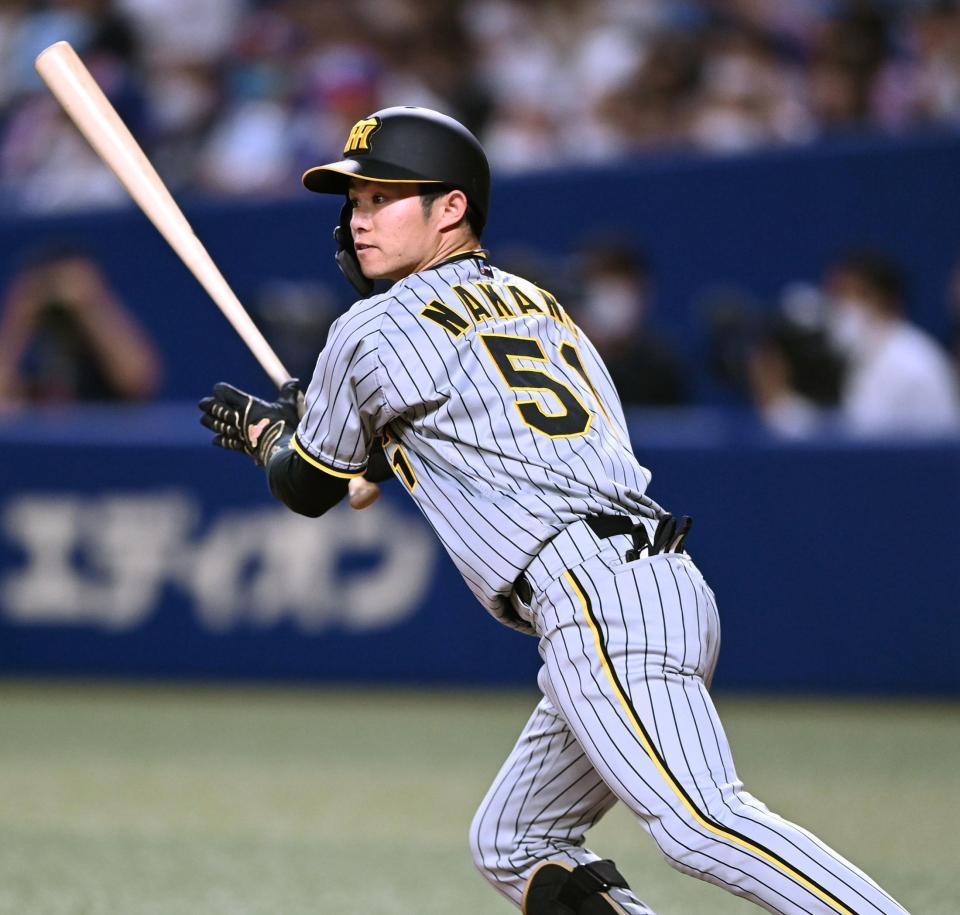 　４回、左前へ安打を放つ中野（撮影・田中太一）