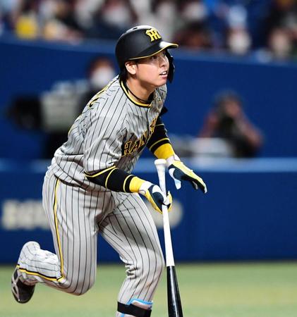 　８回、梅野は右前打を放つ（撮影・山口登）