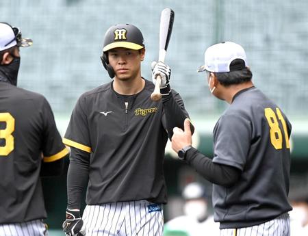 藤井康コーチ（右）の指導を受ける佐藤輝（撮影・田中太一）