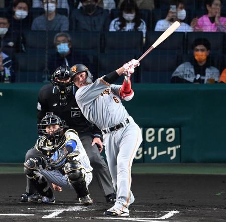 １回、先制タイムリーを放つ坂本（撮影・飯室逸平）