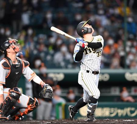 １回、糸原は二飛に倒れる（撮影・山口登）