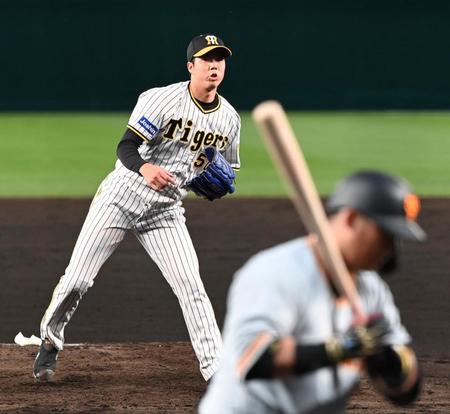 ２回、中田（手前）を見逃し三振に仕留める青柳（撮影・田中太一）