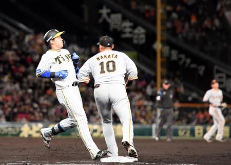 ４回、梅野は併殺に倒れる（撮影・山口登）