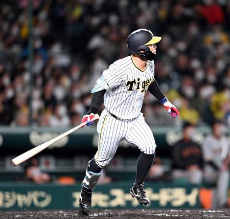 ４回、糸原は左飛に倒れる（撮影・山口登）