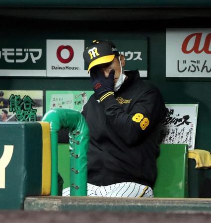 ４回、梅野が併殺に倒れて顔を覆う矢野監督