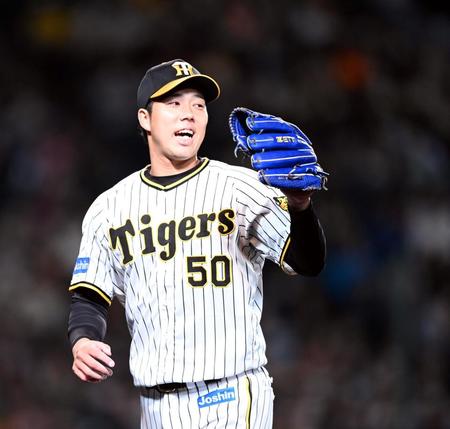 ４回、青柳は笑顔を見せベンチに戻る（撮影・山口登）