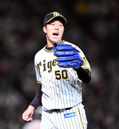 ４回、青柳は笑顔を見せベンチに戻る（撮影・山口登）