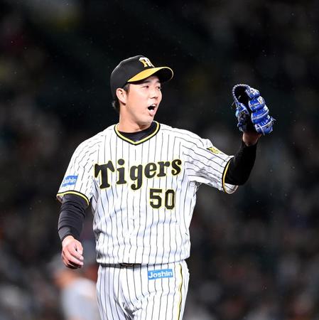 ６回、無失点に抑え青柳はベンチに戻る（撮影・山口登）