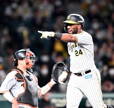 ８回、ロハスは２ランを放ち生還する（撮影・山口登）