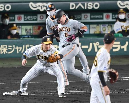 ４回巨人無死一、二塁、併殺打に打ち取られる丸。一塁手は大山（撮影・飯室逸平）
