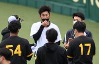 １軍に合流し、あいさつする渡辺（中央）＝撮影・飯室逸平