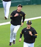 ダッシュする青柳（撮影・飯室逸平）