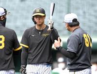 藤井康コーチ（右）の指導を受ける佐藤輝（撮影・田中太一）