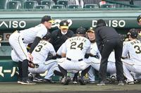 試合前の円陣でナインに声をかける矢野監督（左から３人目）＝撮影・飯室逸平