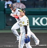 １回、坂本に先制タイムリーを浴びる青柳（撮影・飯室逸平）