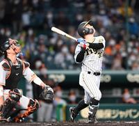 １回、糸原は二飛に倒れる（撮影・山口登）