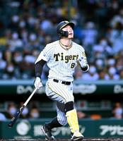 １回、佐藤輝は右飛に倒れる（撮影・山口登）