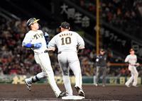 ４回、梅野は併殺に倒れる（撮影・山口登）