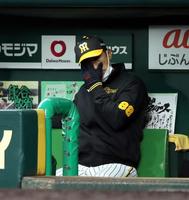 ４回、梅野が併殺に倒れて顔を覆う矢野監督