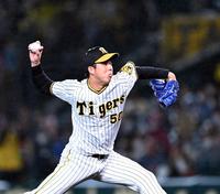 ４回、雨が降る中、力投する青柳（撮影・田中太一）