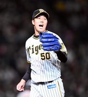 ４回、青柳は笑顔を見せベンチに戻る（撮影・山口登）