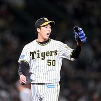 ６回、無失点に抑え青柳はベンチに戻る（撮影・山口登）