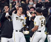 ８回、２ランを放ったロハス（右）を歓喜しながら迎える佐藤輝（撮影・田中太一）