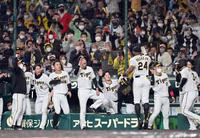 ８回、２ランを放ったロハスを歓喜しながら迎える阪神ベンチ（撮影・田中太一）