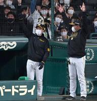８回、ロハスの２ランにベンチでガッツポーズの矢野監督（左）＝撮影・飯室逸平