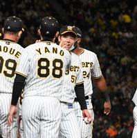 青柳は矢野監督と笑顔でタッチする（撮影・山口登）