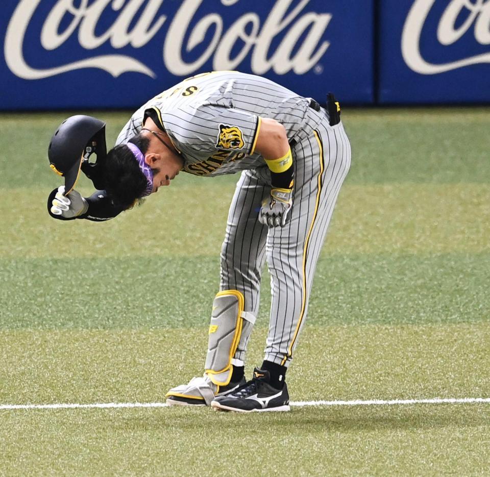 　６回、好機で二ゴロに倒れ悔しがる佐藤輝（撮影・飯室逸平）