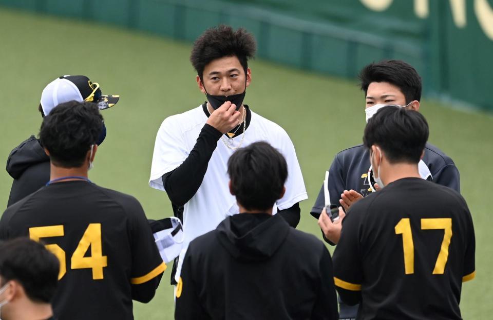 １軍に合流し、あいさつする渡辺（中央）＝撮影・飯室逸平