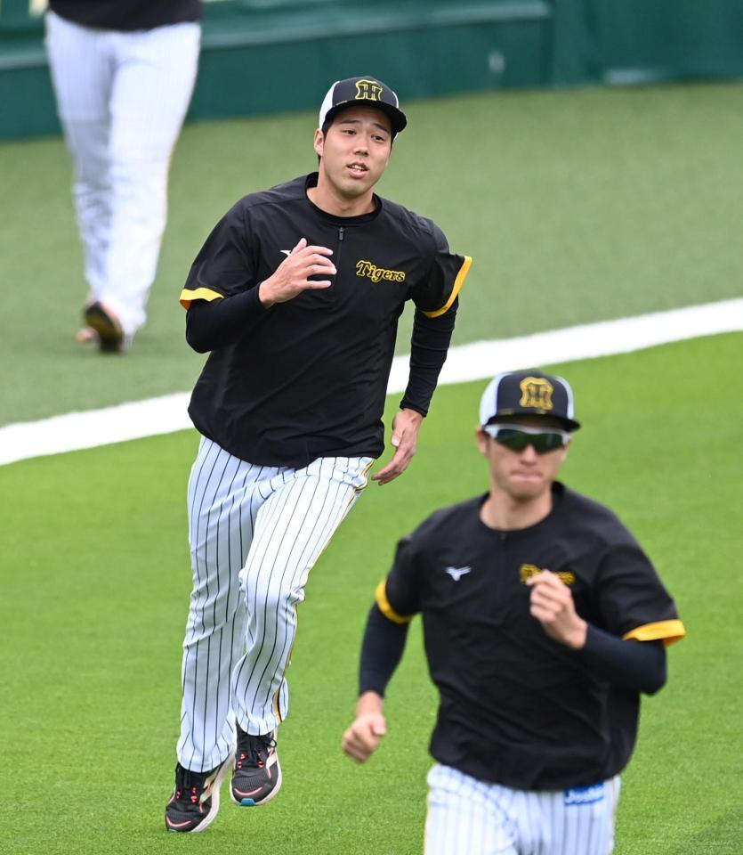 ダッシュする青柳（撮影・飯室逸平）