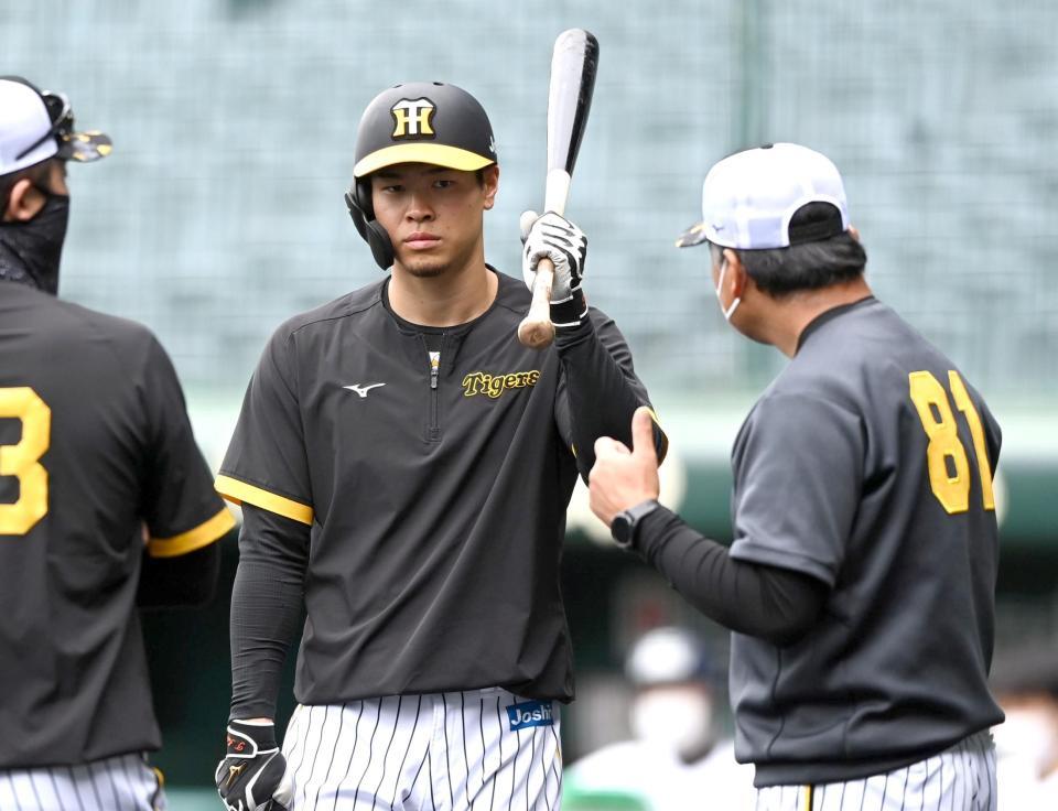 藤井康コーチ（右）の指導を受ける佐藤輝（撮影・田中太一）