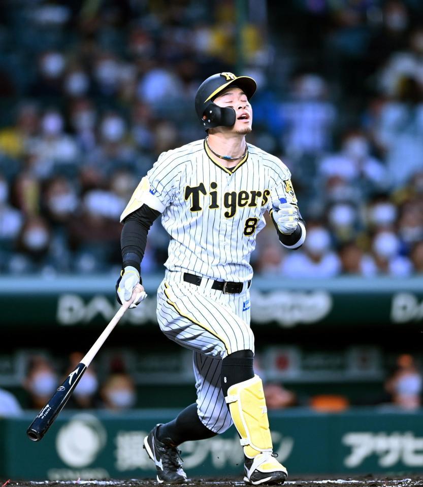 １回、佐藤輝は右飛に倒れる（撮影・山口登）