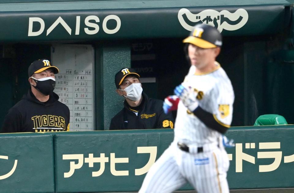 １回、二死満塁を生かせず、ベンチで厳しい表情の矢野監督（撮影・飯室逸平）