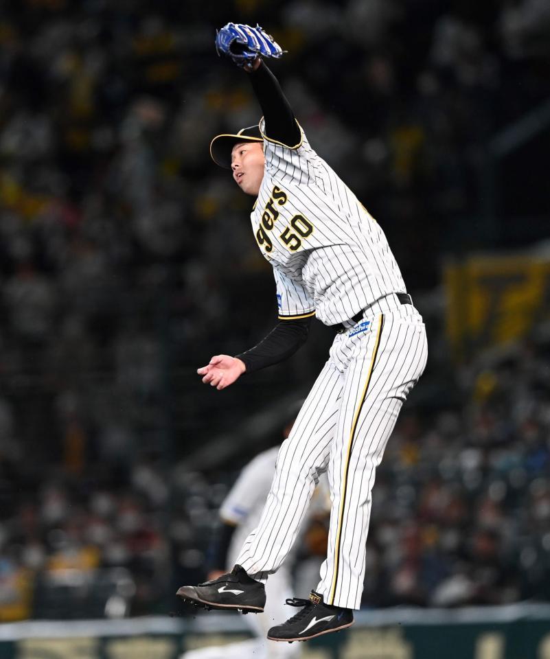 ３回、吉川の打球に飛びつく青柳（撮影・田中太一）