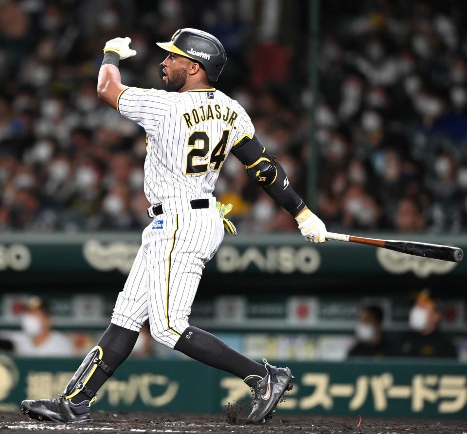 ８回、２ランを放つロハス（撮影・田中太一）