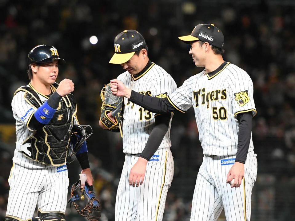 青柳は梅野（左）とグータッチする（撮影・山口登）