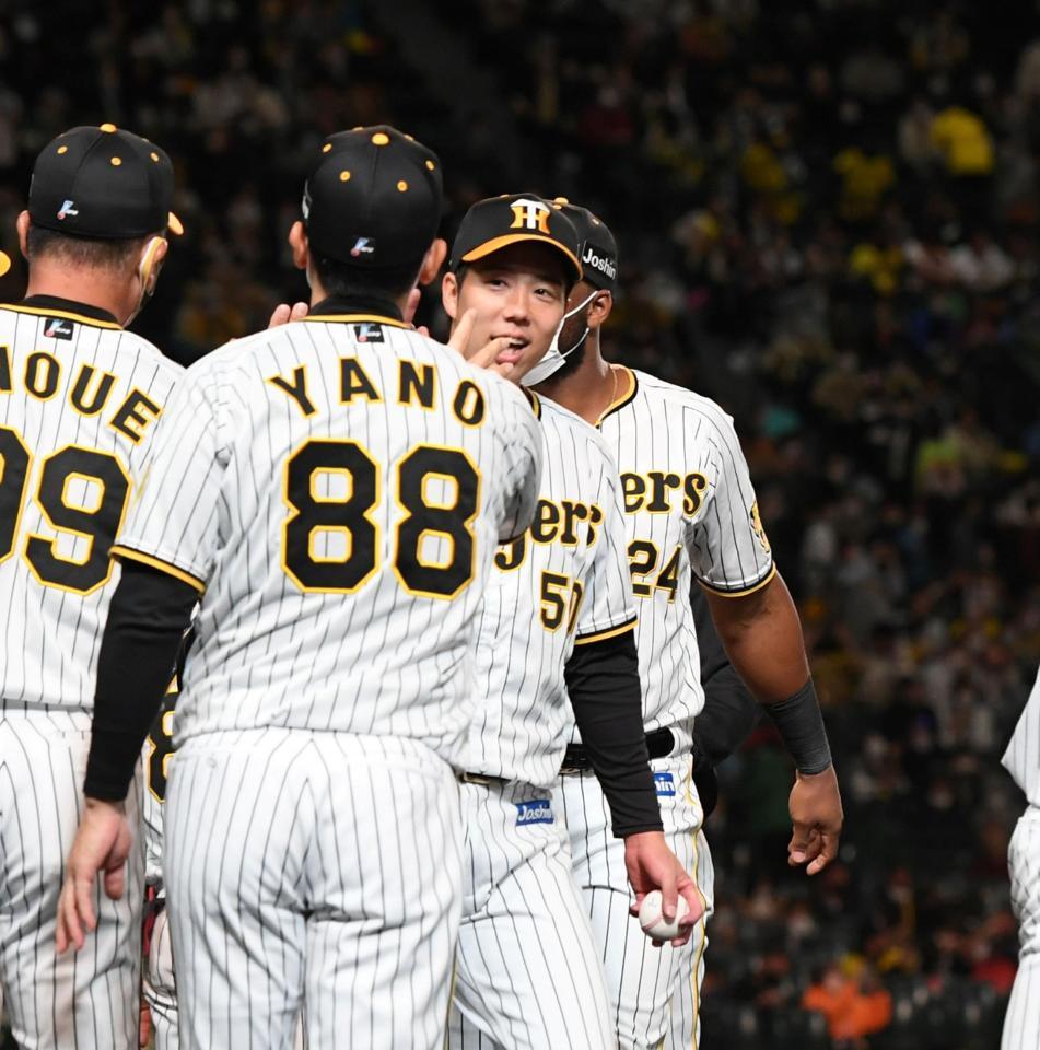 青柳は矢野監督と笑顔でタッチする（撮影・山口登）