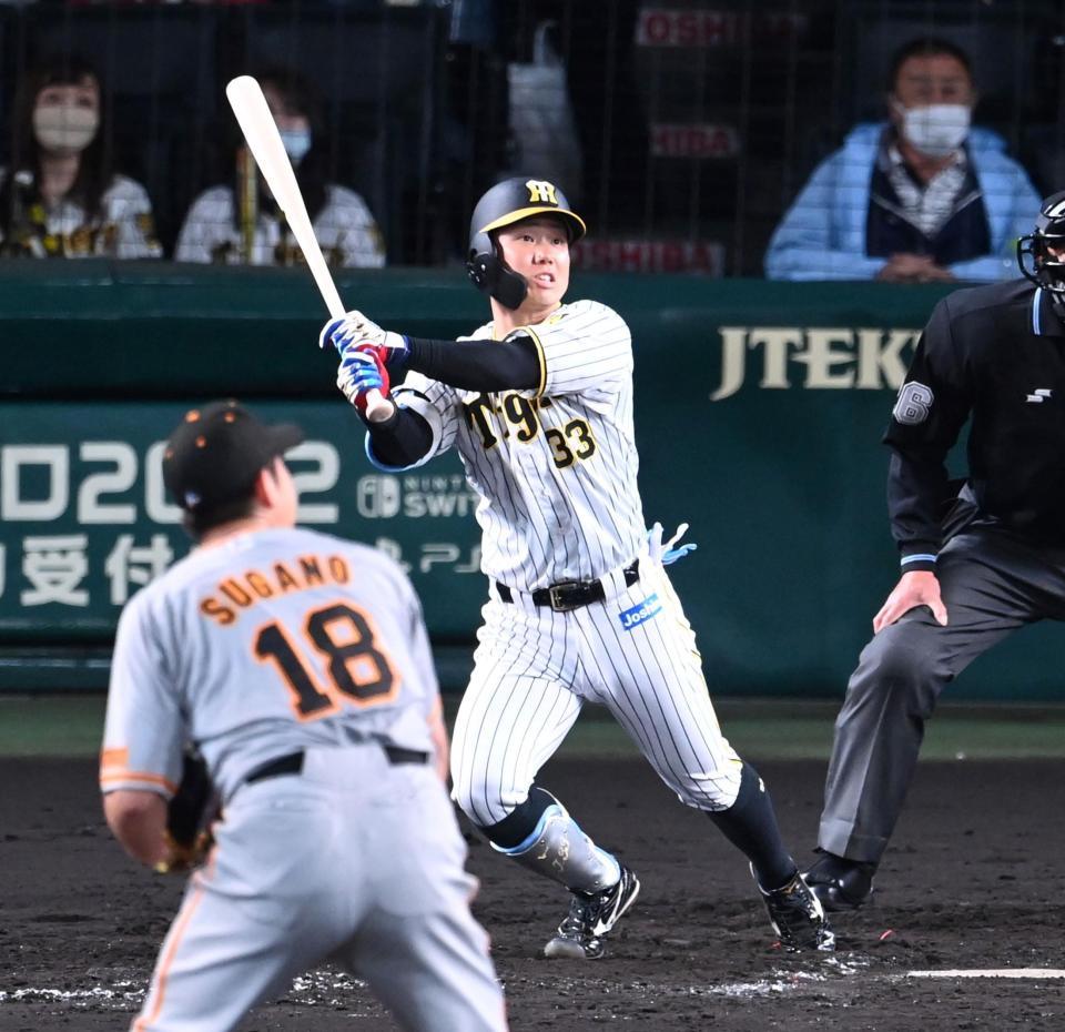 ４回、左飛に倒れる糸原（撮影・飯室逸平）