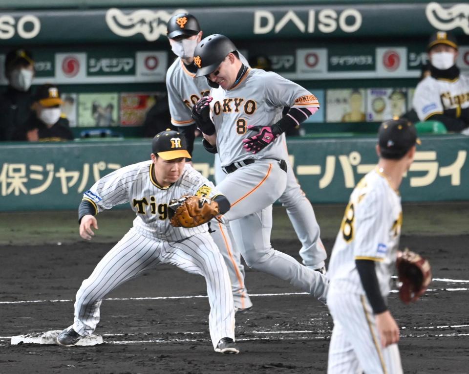 ４回巨人無死一、二塁、併殺打に打ち取られる丸。一塁手は大山（撮影・飯室逸平）