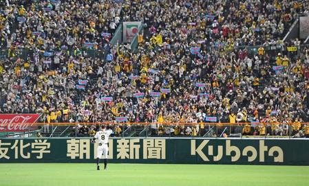 　６回守備に就く佐藤輝は、歓喜するファンに手を挙げて応える（撮影・山口登）