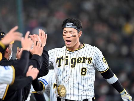 　逆転２ランを放ちナインに迎えられる