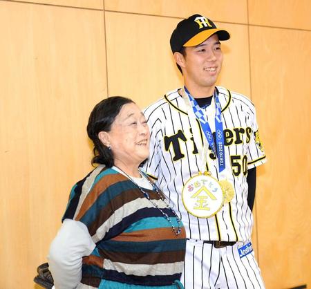 　昨年、母校を訪問した時、担任だった小林光子さん（左）と再会した青柳晃洋