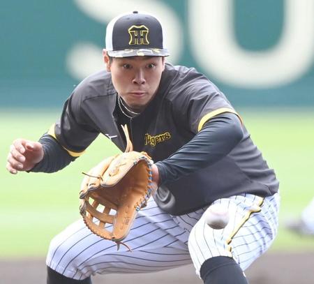 　三塁でノックを受ける佐藤輝（撮影・田中太一）