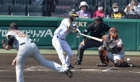　３回、遊撃内野安打を放つ中野（撮影・神子素慎一）