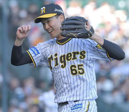 　８回を無失点で切り抜け、笑顔でベンチに戻る湯浅（撮影・高部洋祐）